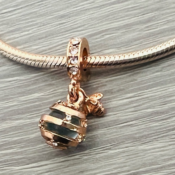 Rose gold Honey bee 🐝 charm only, Fits Pandora bracelets - Picture 2 of 6